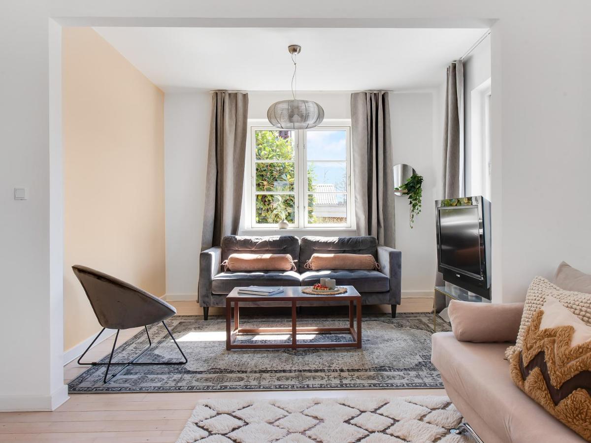 Sanders Charm - Endearing Two-bedroom With Shared Garden Apartment