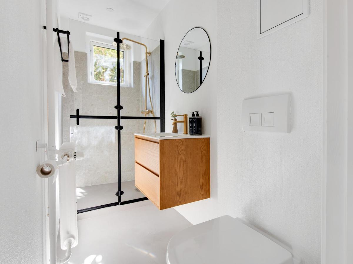 Sanders Charm - Endearing Two-bedroom With Shared Garden Apartment *