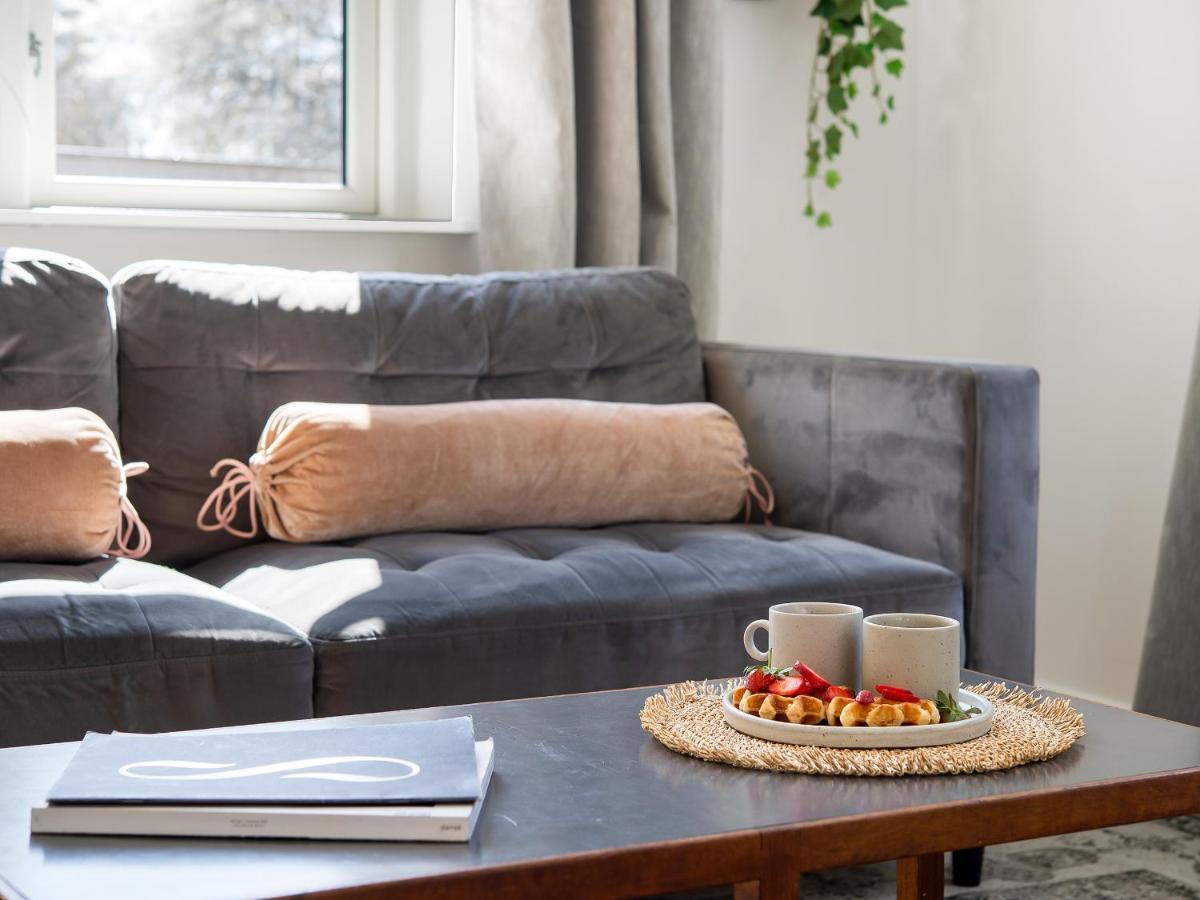 Sanders Charm - Endearing Two-bedroom With Shared Garden Apartment *